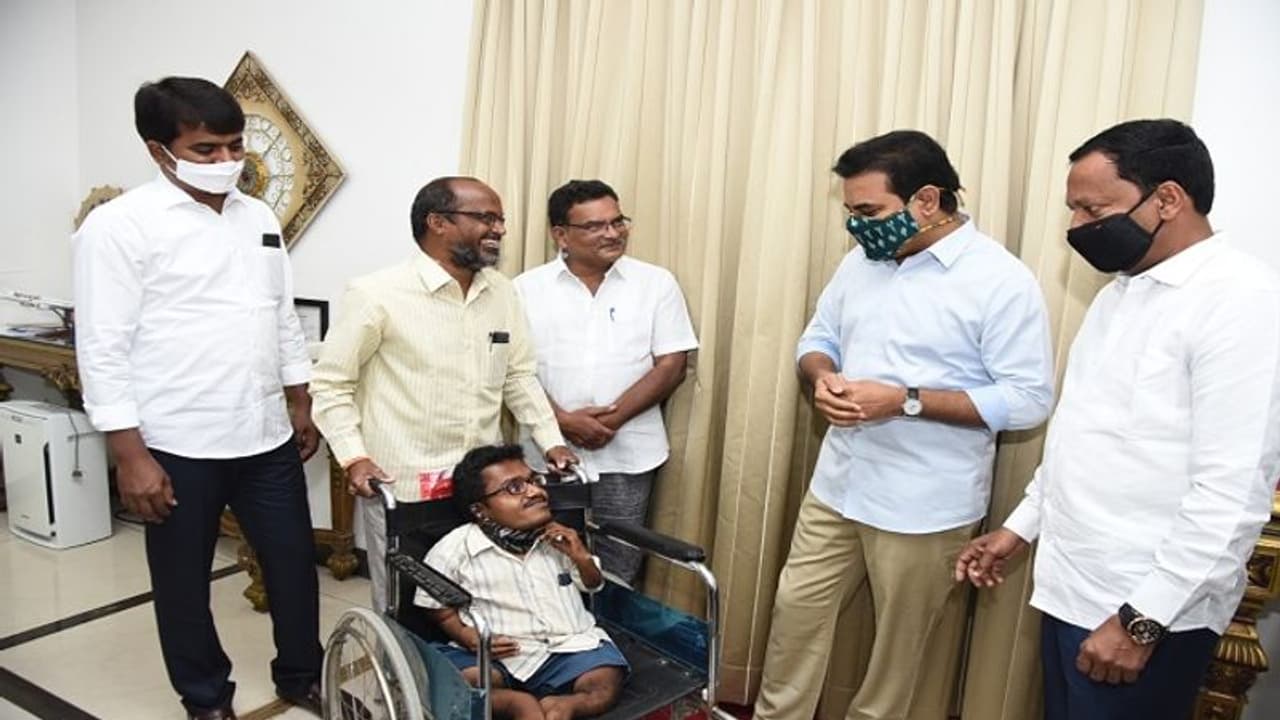 ఫ్లోరైడ్ బాధితుడు అంశాల స్వామికి నెరవేరిన సొంత ఇంటి కల.. ఫ్లోరైడ్ బాధితుడు అంశాల స్వామికి నెరవేరిన సొంత ఇంటి కల..