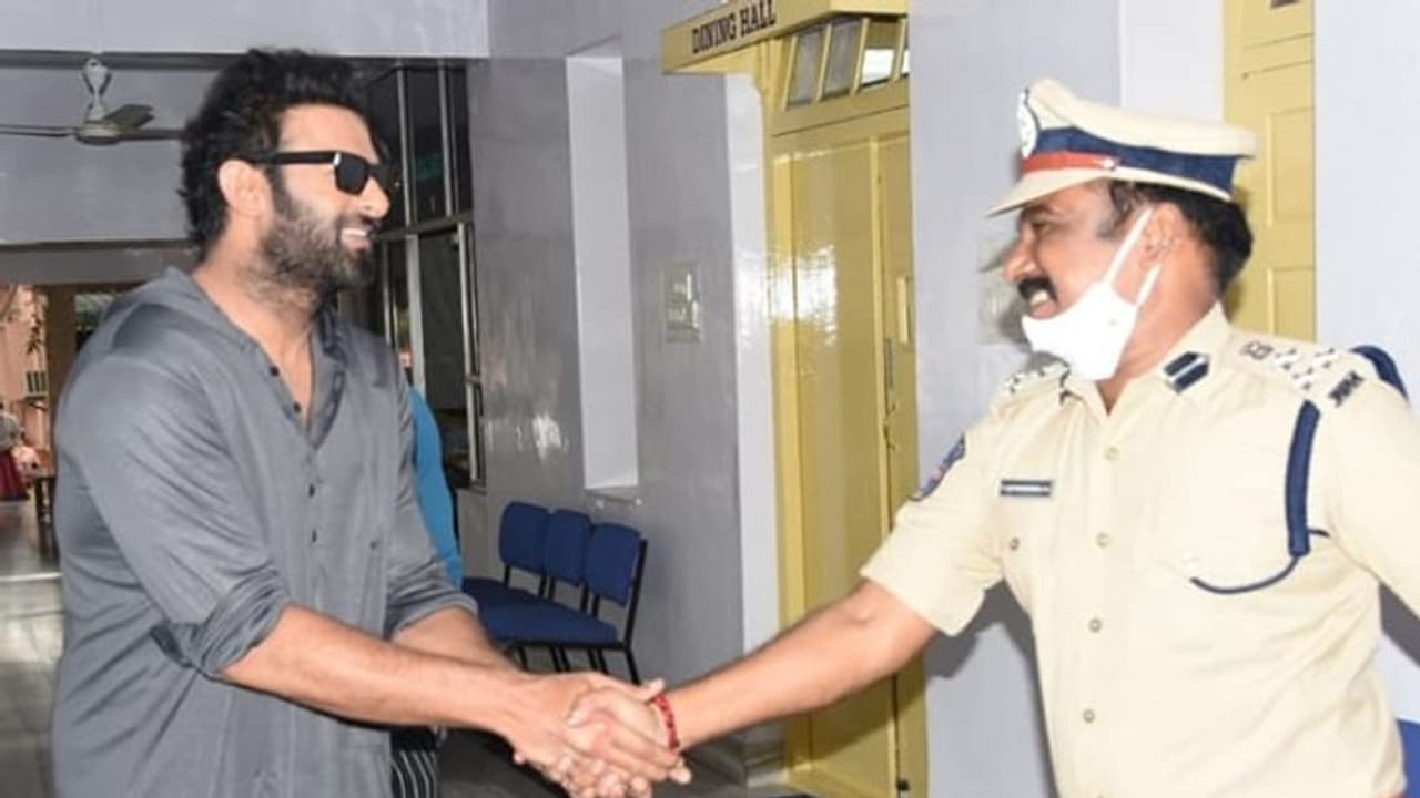 సలార్ షూటింగ్ కోసం రామగుండం.. సీపీని కలిసిన ప్రభాస్... సలార్ షూటింగ్ కోసం రామగుండం.. సీపీని కలిసిన ప్రభాస్...