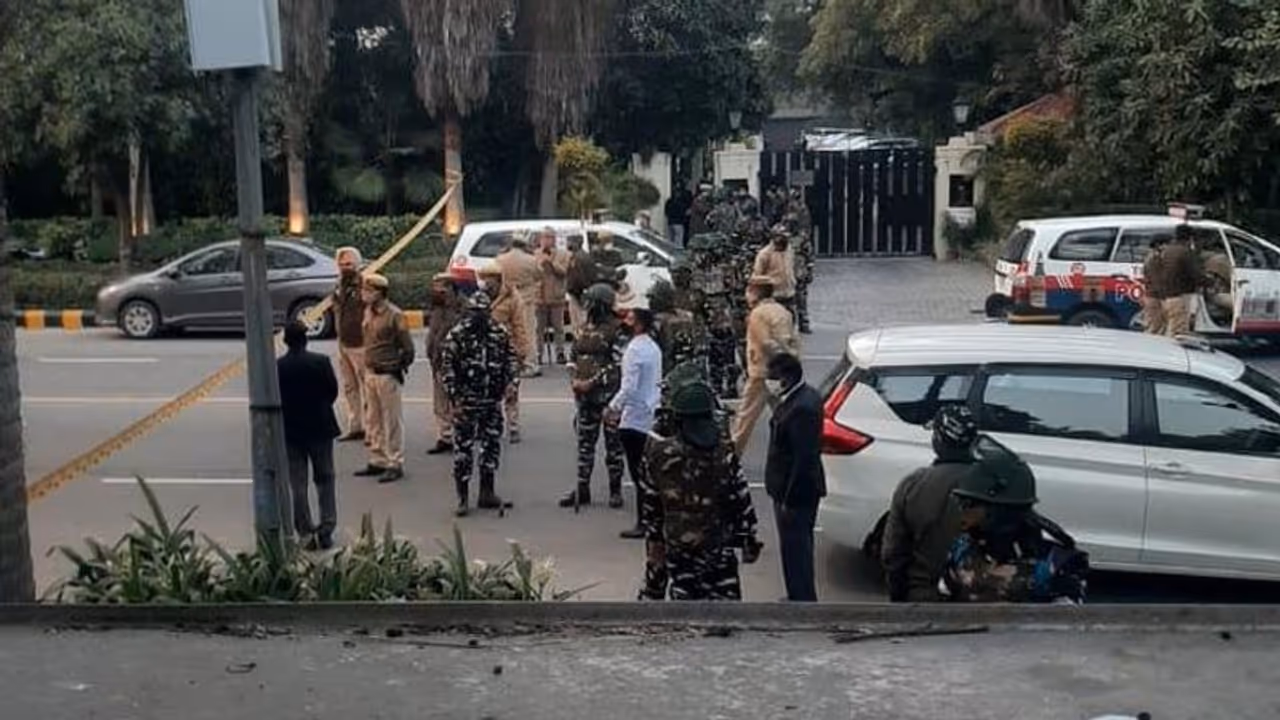 ദുരൂഹതയായി സ്ഫോടന സ്ഥലത്ത് 'ഇസ്രായേൽ അംബാസിഡർ'ക്കുള്ള കത്ത്, ട്രെയിലർ മാത്രമെന്നും പരാമർശം ദുരൂഹതയായി സ്ഫോടന സ്ഥലത്ത് 'ഇസ്രായേൽ അംബാസിഡർ'ക്കുള്ള കത്ത്, ട്രെയിലർ മാത്രമെന്നും പരാമർശം