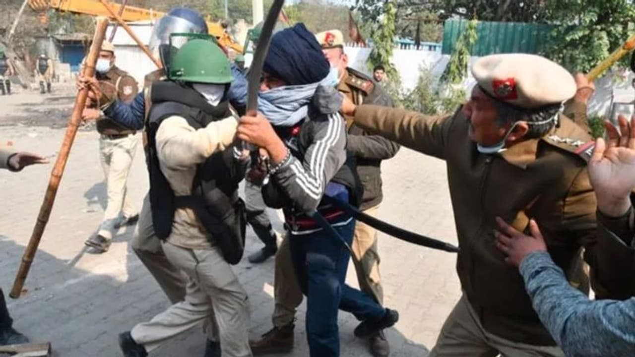 सिंघु बॉर्डर: SHO पर तलवार से हमला करने पर 44 आरोपी गिरफ्तार, जानें कैसे शुरू हुई थी दो पक्षों में झड़प सिंघु बॉर्डर: SHO पर तलवार से हमला करने पर 44 आरोपी गिरफ्तार, जानें कैसे शुरू हुई थी दो पक्षों में झड़प