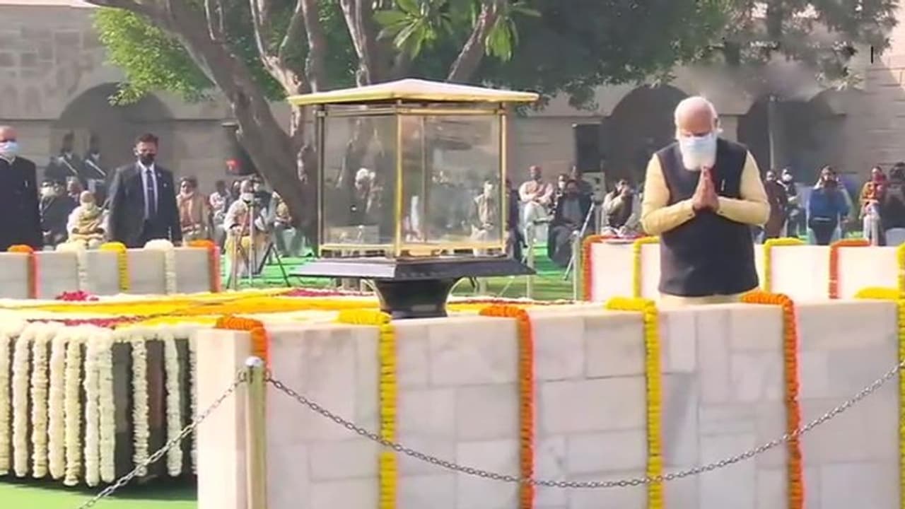 महात्मा गांधी पुण्यतिथि: पीएम ने दी श्रद्धांजलि, कहा बापू के विचार करोड़ों लोगों को प्रेरित करते रहेंगे महात्मा गांधी पुण्यतिथि: पीएम ने दी श्रद्धांजलि, कहा बापू के विचार करोड़ों लोगों को प्रेरित करते रहेंगे