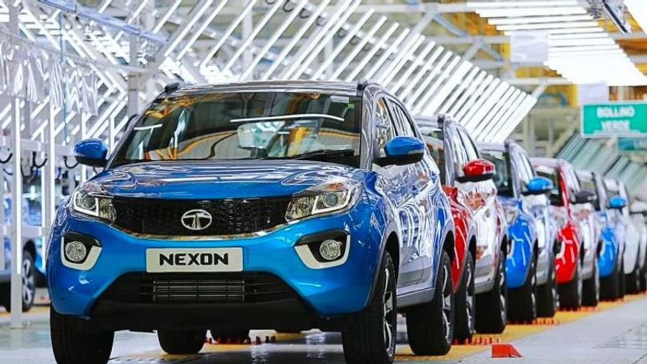 Tata Motors to increase prices : വണ്ടി വില കൂട്ടുമെന്ന് പ്രഖ്യാപിച്ചു, പിന്നാലെ ടാറ്റയുടെ ഓഹരിവിലയും കുതിച്ചു