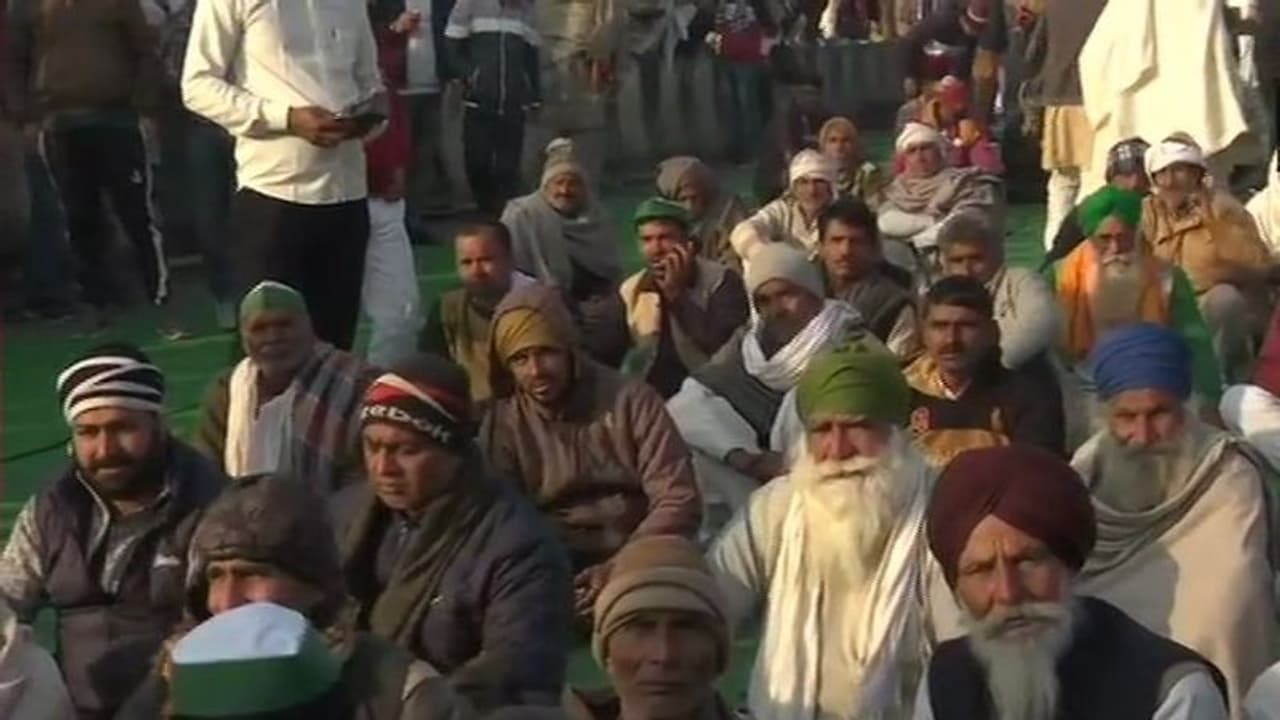 गाजीपुर बार्डर के दोनों तरफ सड़कें की गई ब्लाक, शाम 5 तक भूख हड़ताल पर रहेंगे किसान गाजीपुर बार्डर के दोनों तरफ सड़कें की गई ब्लाक, शाम 5 तक भूख हड़ताल पर रहेंगे किसान