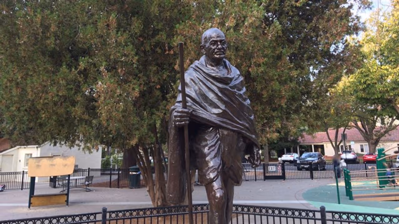 ಮಹಾತ್ಮಾ ಗಾಂಧಿ ಪ್ರತಿಮೆ ಧ್ವಂಸ; ಕಿಡಿಗೇಡಿಗಳ ಕೃತ್ಯ ಖಂಡಿಸಿದ ಭಾರತ!