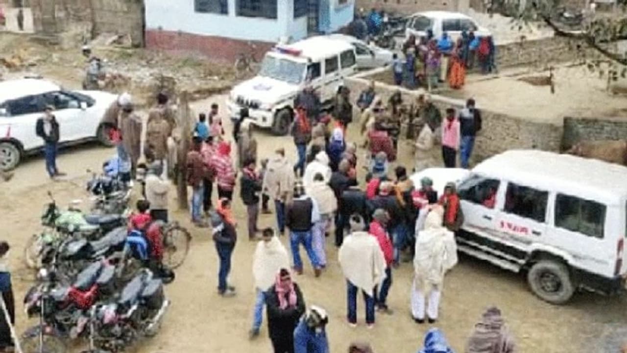 घर में घुसकर बदमाशों ने चाचा भतीजे को मार डाला, सामने आ रही ये वजह घर में घुसकर बदमाशों ने चाचा भतीजे को मार डाला, सामने आ रही ये वजह