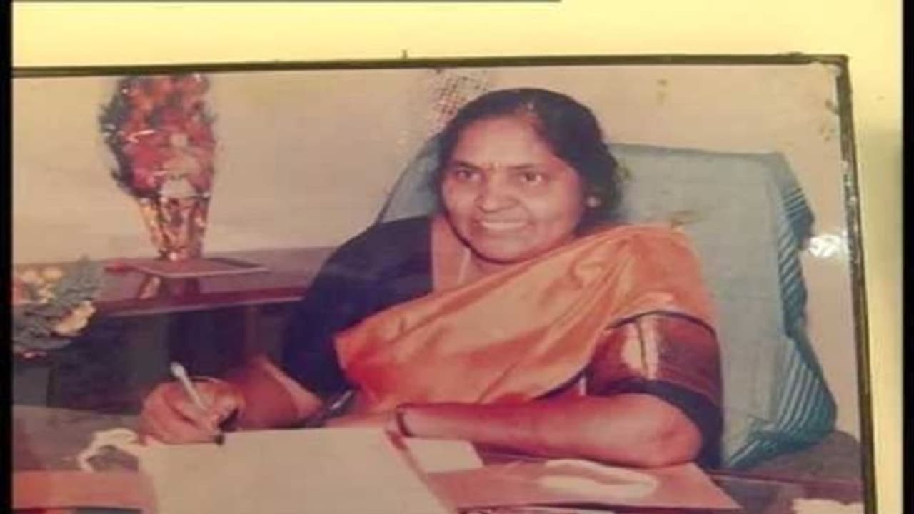 టీడీపీకి మరో షాక్.. మాజీ మంత్రి పడాల అరుణ రాజీనామా.. టీడీపీకి మరో షాక్.. మాజీ మంత్రి పడాల అరుణ రాజీనామా..