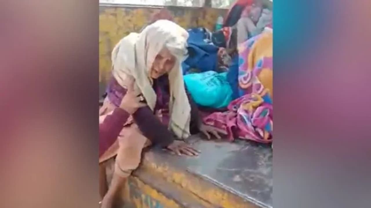 വീടില്ലാത്ത വൃദ്ധരെ റോഡിൽ ഉപേക്ഷിക്കാൻ ശ്രമം, ഇൻഡോറിൽ സർക്കാർ ജീവനക്കാർ പ്രതിക്കൂട്ടിൽ വീടില്ലാത്ത വൃദ്ധരെ റോഡിൽ ഉപേക്ഷിക്കാൻ ശ്രമം, ഇൻഡോറിൽ സർക്കാർ ജീവനക്കാർ പ്രതിക്കൂട്ടിൽ