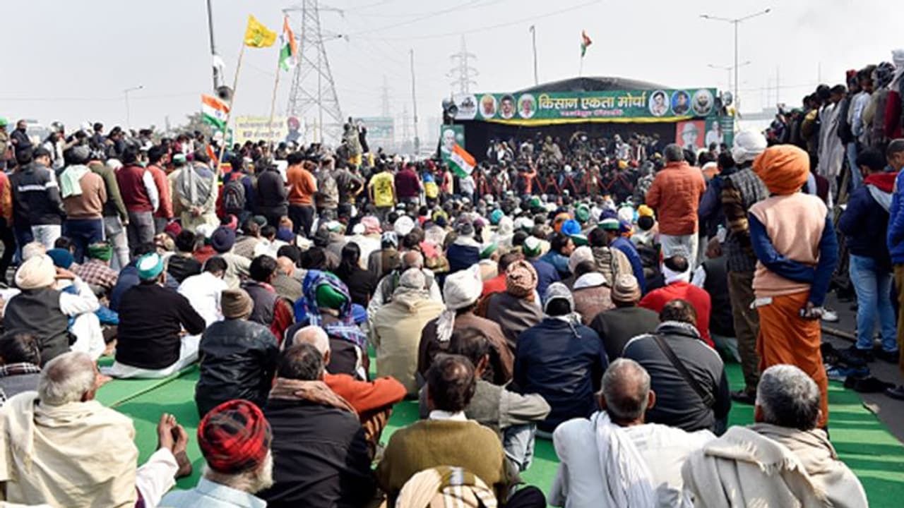 రైతుల వద్దకు విపక్ష ఎంపీల బృందం: ఘాజీపూర్ వద్దే అడ్డుకొన్న పోలీసులు రైతుల వద్దకు విపక్ష ఎంపీల బృందం: ఘాజీపూర్ వద్దే అడ్డుకొన్న పోలీసులు