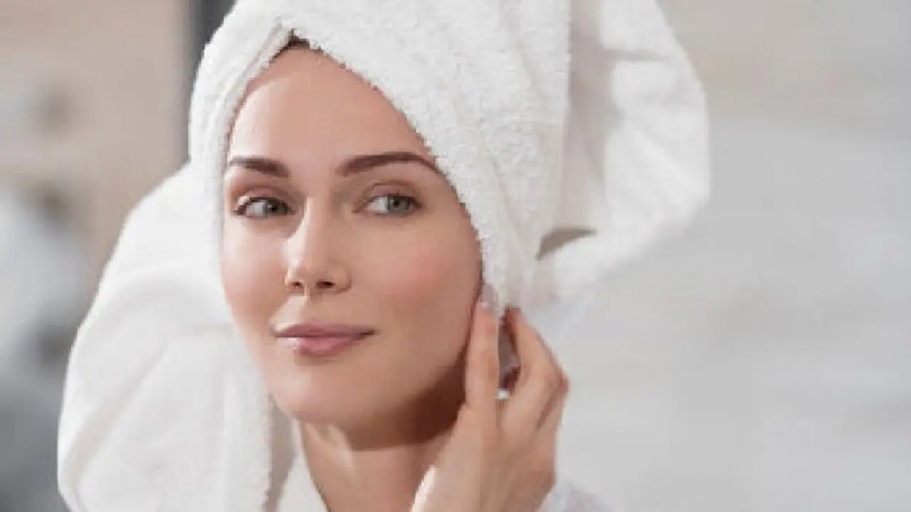 স্নানের পর ভুল করে তোয়ালে ভেজা চুলে জড়িয়ে রাখবেন না, না হলে হতে পারে এই মারাত্মক ক্ষতি স্নানের পর ভুল করে তোয়ালে ভেজা চুলে জড়িয়ে রাখবেন না, না হলে হতে পারে এই মারাত্মক ক্ষতি