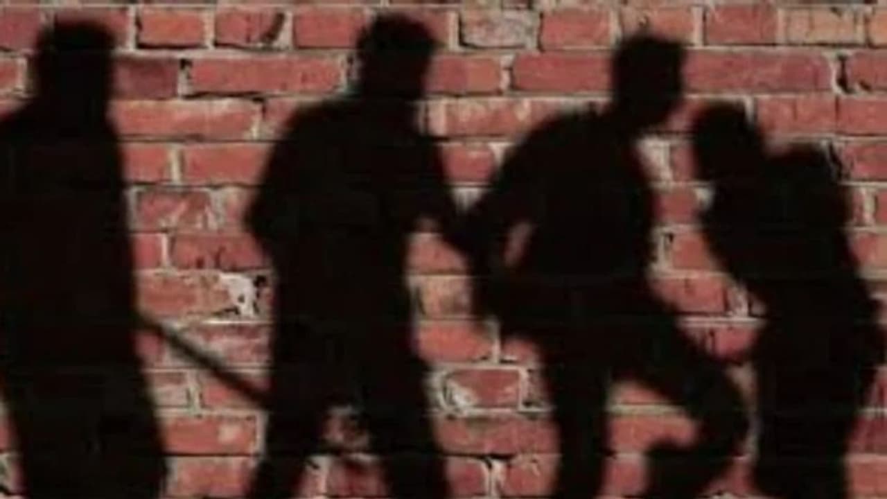 തമിഴ്നാട്ടിൽ ദളിത് യുവാവിനെ മർദ്ദിക്കുകയും ദേഹത്ത് മൂത്രമൊഴിക്കുകയും ചെയ്ത സംഭവം, നാല് പേർ അറസ്റ്റിൽ തമിഴ്നാട്ടിൽ ദളിത് യുവാവിനെ മർദ്ദിക്കുകയും ദേഹത്ത് മൂത്രമൊഴിക്കുകയും ചെയ്ത സംഭവം, നാല് പേർ അറസ്റ്റിൽ