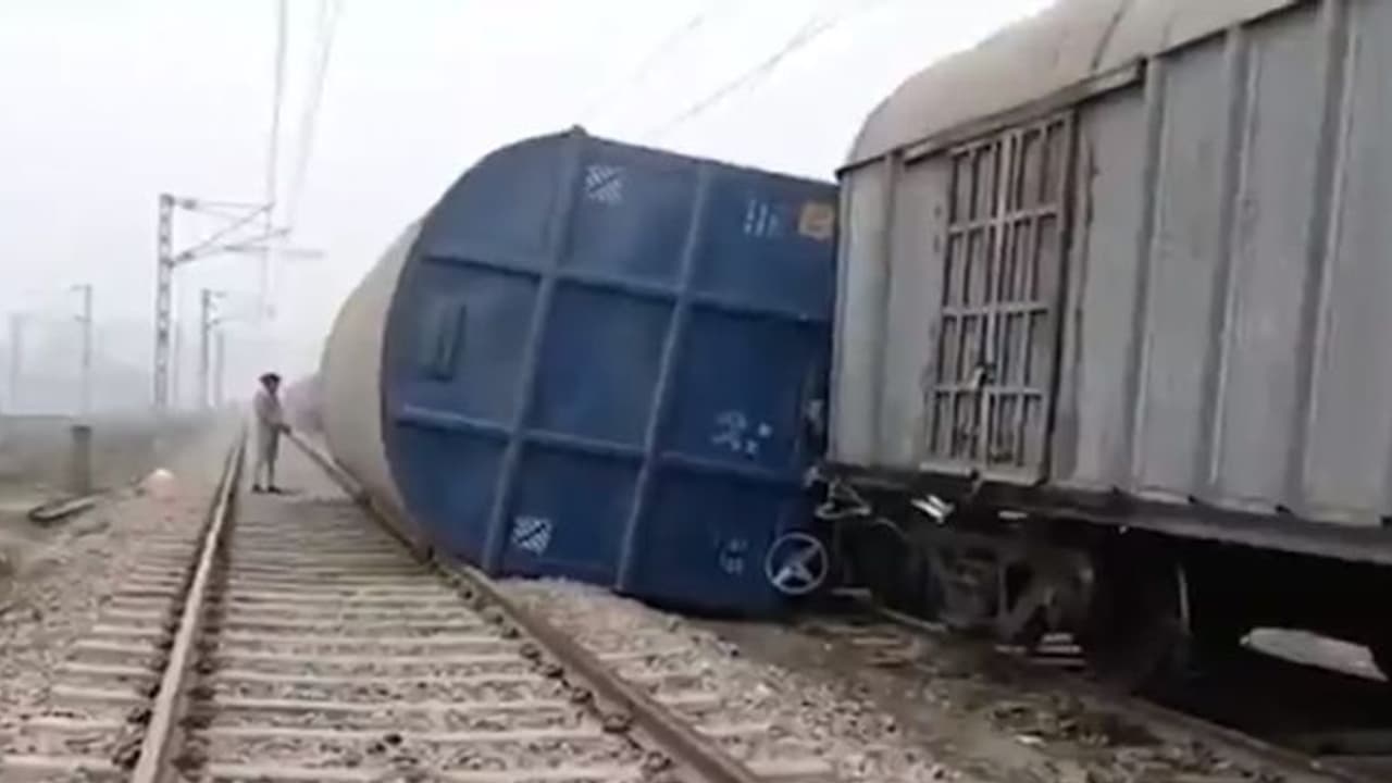 यूपी में पहिये से अलग होकर मालगाड़ी की बोगी पलटी, हादसा टला यूपी में पहिये से अलग होकर मालगाड़ी की बोगी पलटी, हादसा टला
