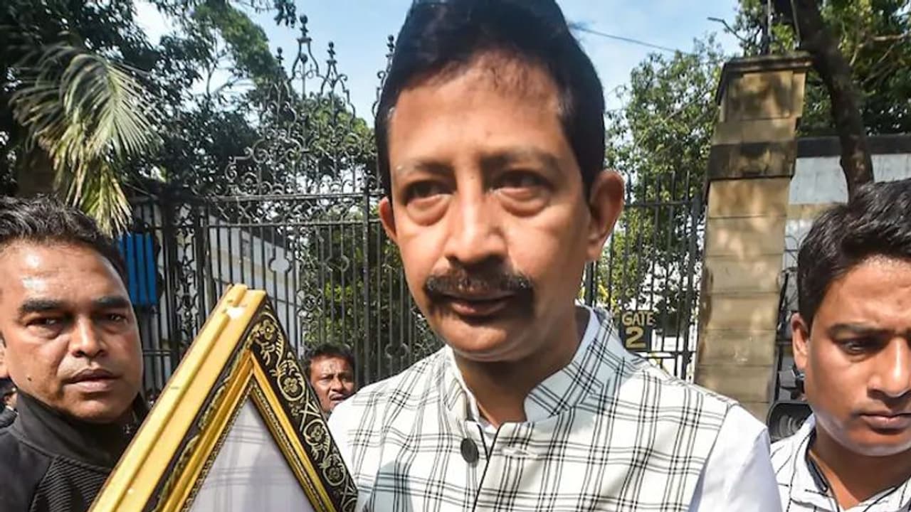 പശ്ചിമബംഗാളില് രാഷ്ട്രപതി ഭരണം വേണമെന്ന ബിജെപി നിലപാട്; എതിര്പ്പുമായി ബിജെപി നേതാവ് പശ്ചിമബംഗാളില് രാഷ്ട്രപതി ഭരണം വേണമെന്ന ബിജെപി നിലപാട്; എതിര്പ്പുമായി ബിജെപി നേതാവ്