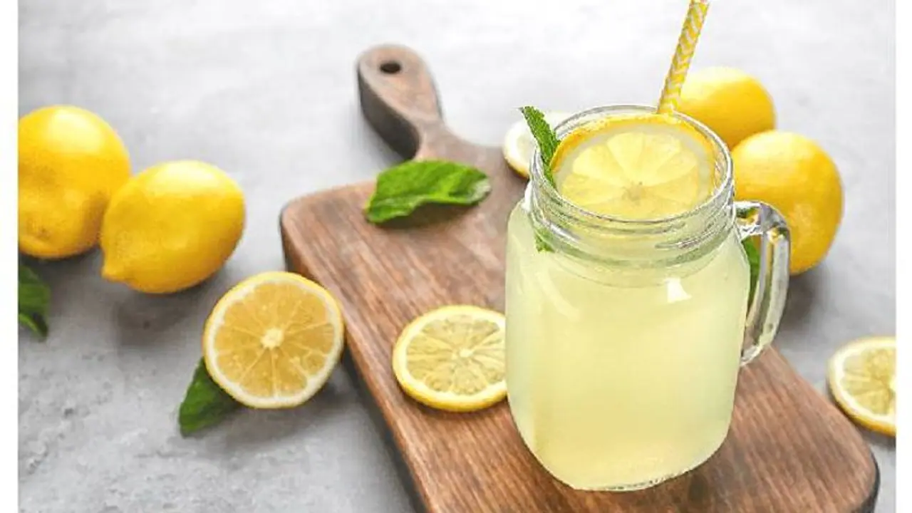 ഇളം ചൂടുവെള്ളത്തില്‍ നാരങ്ങവെള്ളം; ഇത് രാവിലെ ഉണര്‍ന്നയുടന്‍ കുടിക്കുകയാണെങ്കില്‍...