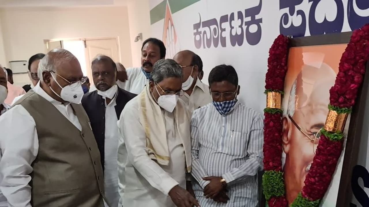 'ಗಾಂಧೀಜಿಯನ್ನು ಹತ್ಯೆಗೈದ ಕೊಲೆಗಡುಕನನ್ನೇ ಆರಾಧಿಸುವ ಮಂದಿ ಹೆಚ್ಚಾಗಿದ್ದಾರೆ' 'ಗಾಂಧೀಜಿಯನ್ನು ಹತ್ಯೆಗೈದ ಕೊಲೆಗಡುಕನನ್ನೇ ಆರಾಧಿಸುವ ಮಂದಿ ಹೆಚ್ಚಾಗಿದ್ದಾರೆ'