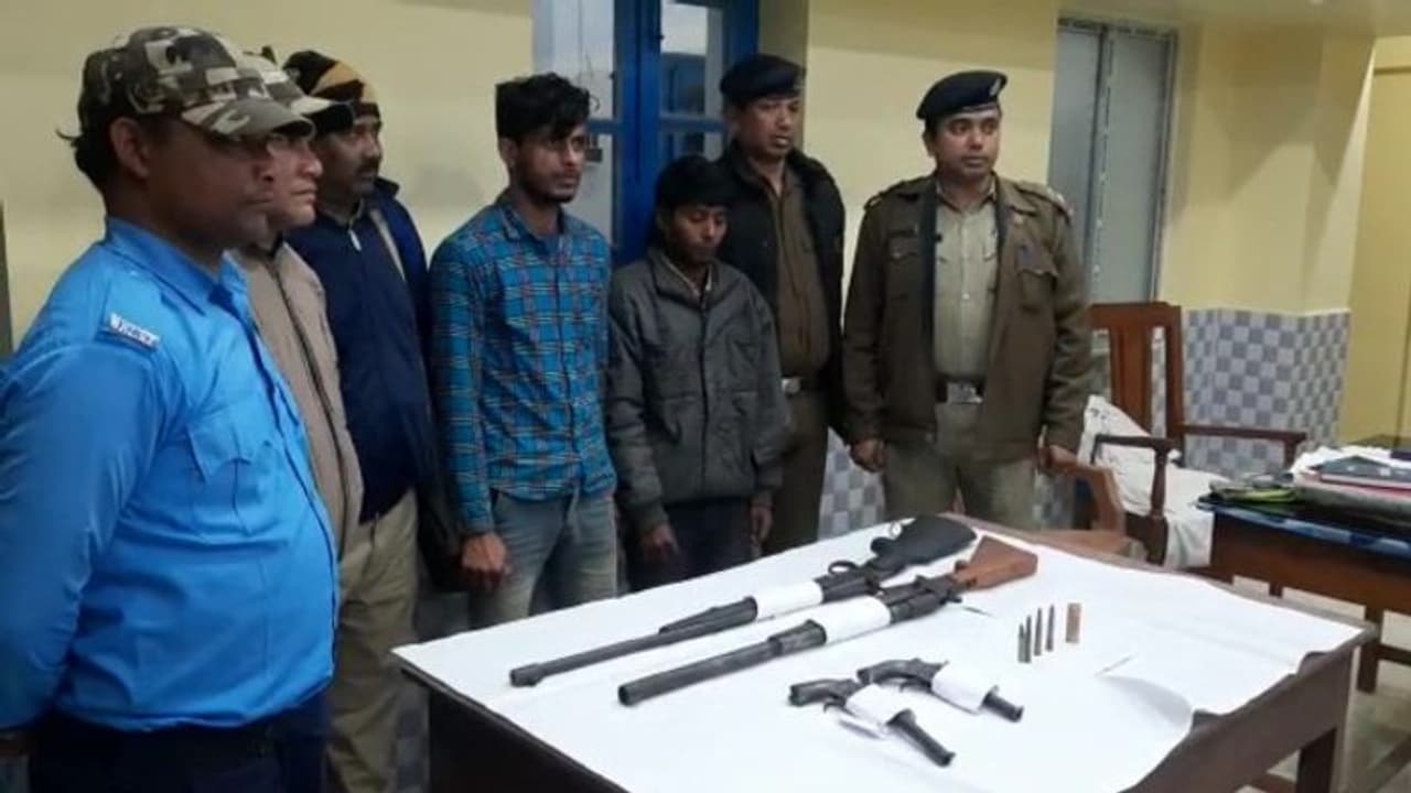 লাগাতার আগ্নেয়াস্ত্র উদ্ধার মালদহে, ভোটের মুখে নাকা চেকিংয়ের উপর আরও জোর পুলিশের লাগাতার আগ্নেয়াস্ত্র উদ্ধার মালদহে, ভোটের মুখে নাকা চেকিংয়ের উপর আরও জোর পুলিশের