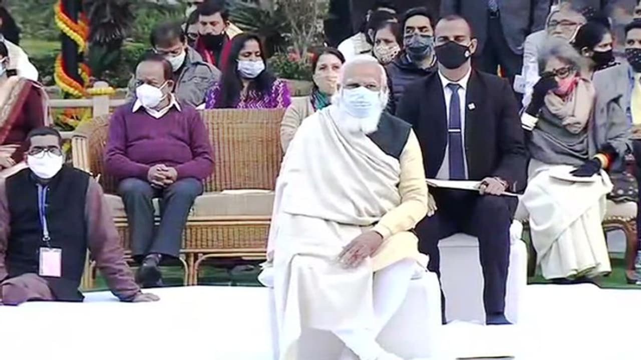 महात्मा गांधी की पुण्यतिथि पर पीएम मोदी ने दी श्रद्धांजलि, 30 सेकंड का किया मौन धारण महात्मा गांधी की पुण्यतिथि पर पीएम मोदी ने दी श्रद्धांजलि, 30 सेकंड का किया मौन धारण