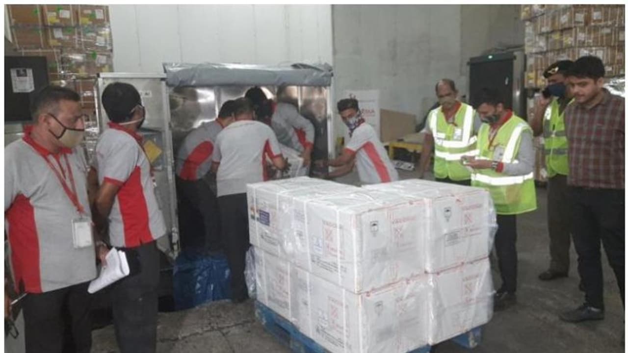 ഒമാനിലേക്ക് ഒരു ലക്ഷം ഡോസ് കൊവിഡ് വാക്സിന് കയറ്റി അയച്ച് ഇന്ത്യ ഒമാനിലേക്ക് ഒരു ലക്ഷം ഡോസ് കൊവിഡ് വാക്സിന് കയറ്റി അയച്ച് ഇന്ത്യ