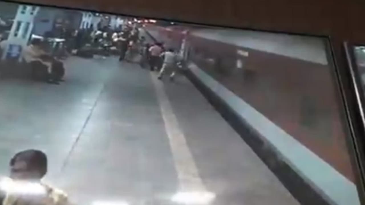 ട്രെയിന് അടിയില് പെട്ടുപോകാമായിരുന്ന വയോധികനെ സാഹസികമായി രക്ഷിച്ചു വീഡിയോ ട്രെയിന് അടിയില് പെട്ടുപോകാമായിരുന്ന വയോധികനെ സാഹസികമായി രക്ഷിച്ചു വീഡിയോ