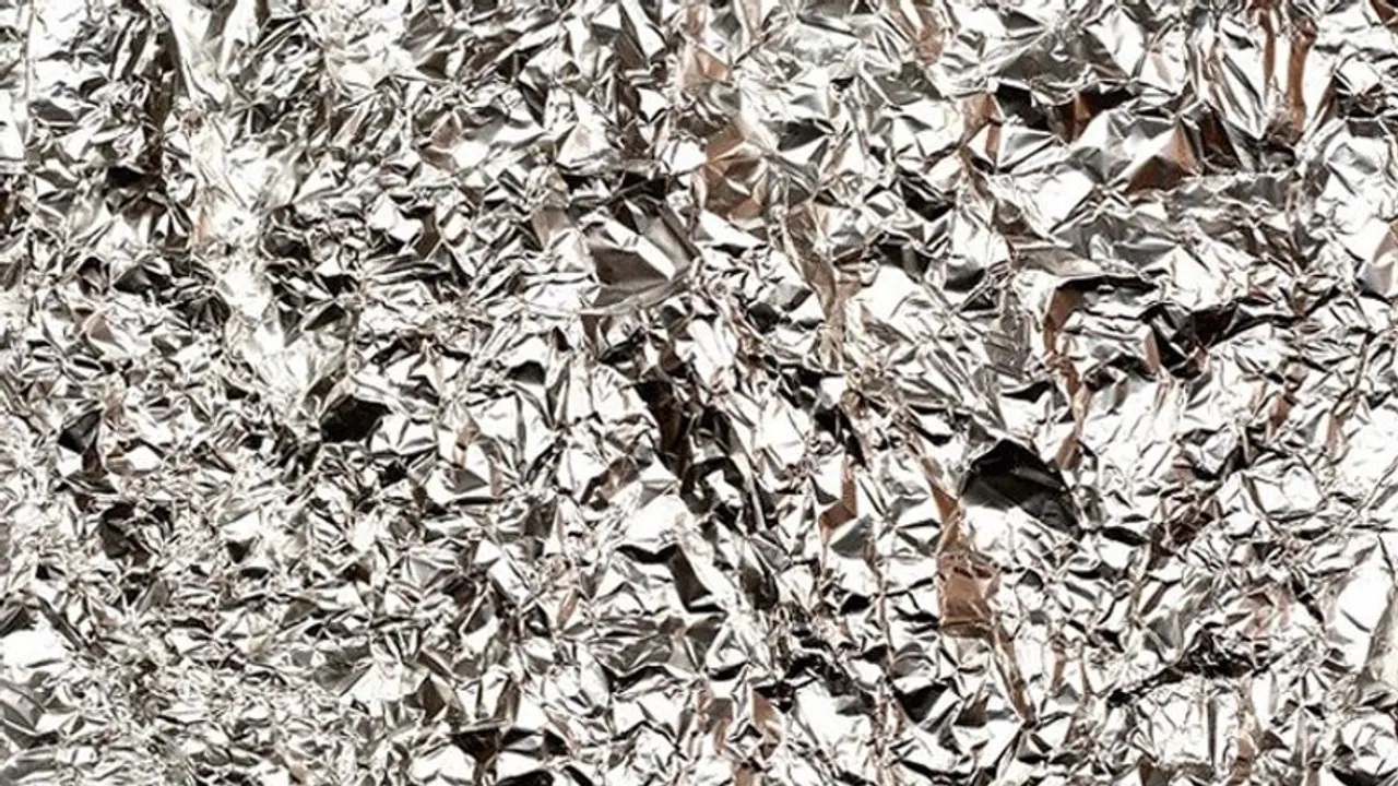 পায়ে অ্যালুমিনিয়াম ফয়েল মোড়ানোর বিস্ময়কর উপকারিতা, জানলে অবাক হবেন