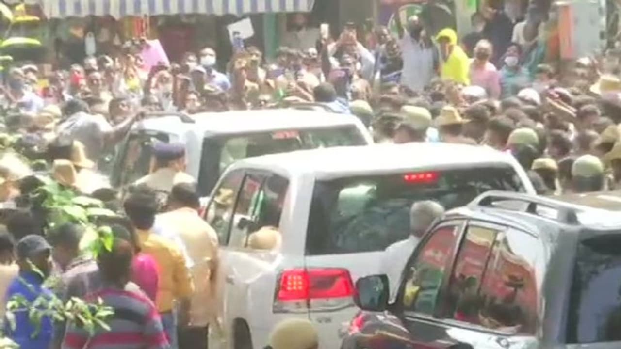 சசிகலாவை வரவேற்க ரூ.198 கோடி கொடுத்ததே அமைச்சர் ஜெயகுமார்தான்... திருப்பியடிக்கும் டி.டி.வி.தினகரன்..! சசிகலாவை வரவேற்க ரூ.198 கோடி கொடுத்ததே அமைச்சர் ஜெயகுமார்தான்... திருப்பியடிக்கும் டி.டி.வி.தினகரன்..!