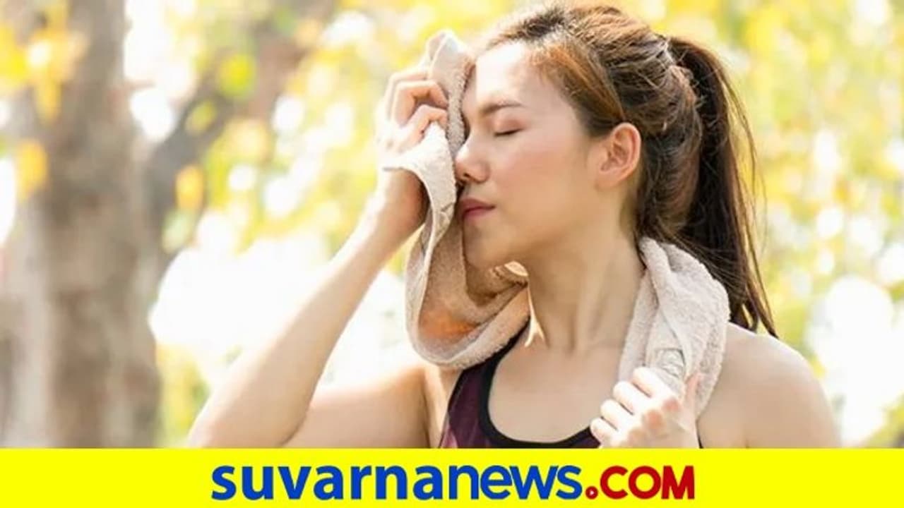 ಅಂಗೈ, ಪಾದದಲ್ಲಿ ಸಿಕ್ಕಾಪಟ್ಟೆ ಬೆವರು: ಮನೆಯಲ್ಲೇ ಇದೆ ಮದ್ದು! ಅಂಗೈ, ಪಾದದಲ್ಲಿ ಸಿಕ್ಕಾಪಟ್ಟೆ ಬೆವರು: ಮನೆಯಲ್ಲೇ ಇದೆ ಮದ್ದು!