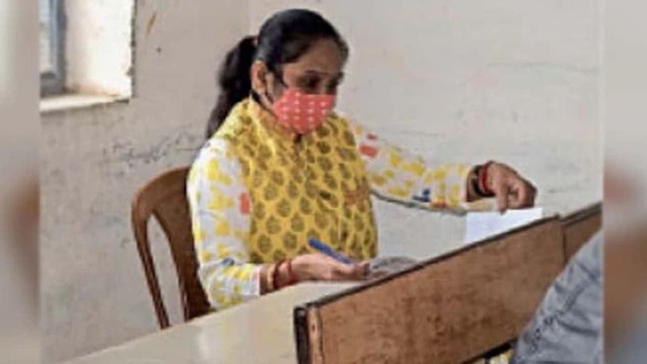 MP की महिला विधायक 10वीं की परीक्षा में हुईं फेल, बेटी ने टीचर बनकर कराई थी मां की तैयारी MP की महिला विधायक 10वीं की परीक्षा में हुईं फेल, बेटी ने टीचर बनकर कराई थी मां की तैयारी