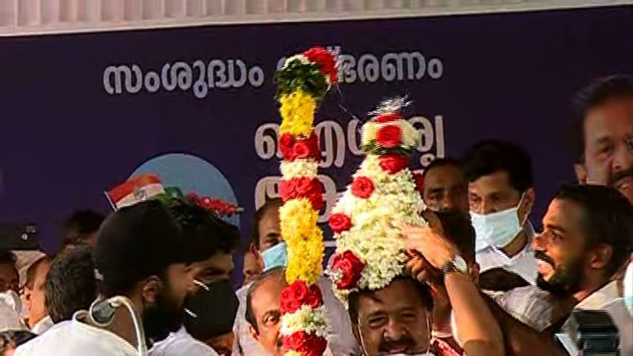 'മൂക്കാതെ പഴുത്താൽ'; വിജയരാഘവനെ ചൂണ്ടി ചെന്നിത്തല, മുഖ്യമന്ത്രിയും വർഗീയത ആളിക്കത്തിക്കുന്നു,കേരളയാത്ര തുടങ്ങി
