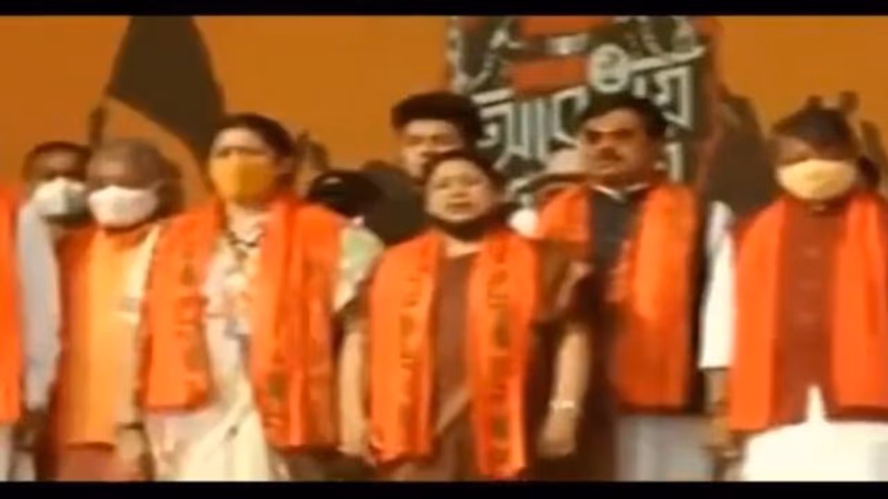 জাতীয় সঙ্গীত 'ভুল ভাবে' গাওয়া হয়েছে, বিজেপিকে নিশানা করে আসরে তৃণমূল কংগ্রেস জাতীয় সঙ্গীত 'ভুল ভাবে' গাওয়া হয়েছে, বিজেপিকে নিশানা করে আসরে তৃণমূল কংগ্রেস