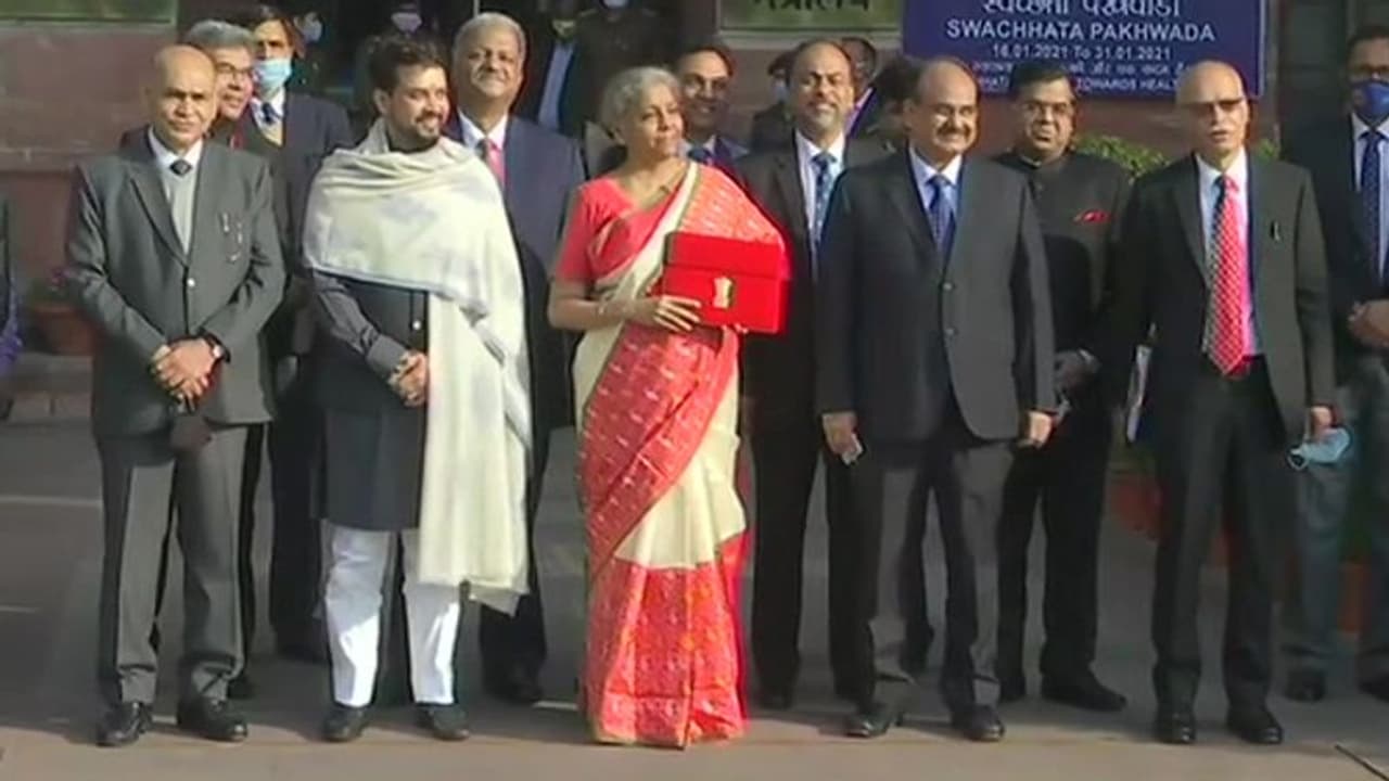 वित्त मंत्रालय से निर्मला सीतारमण राष्ट्रपति भवन रवाना, उनके हाथ में दिखा 'डिजिटल बजट', 11 बजे होगा पेश वित्त मंत्रालय से निर्मला सीतारमण राष्ट्रपति भवन रवाना, उनके हाथ में दिखा 'डिजिटल बजट', 11 बजे होगा पेश