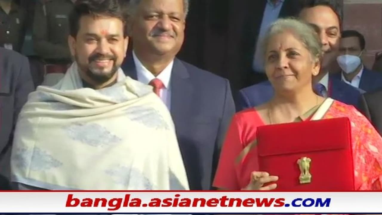 সংসদে পৌঁছে গেলেন নির্মলা সীতারমণ, আজ বাজেটে কোন কোন বিষয়ে থাকবে নজর সংসদে পৌঁছে গেলেন নির্মলা সীতারমণ, আজ বাজেটে কোন কোন বিষয়ে থাকবে নজর