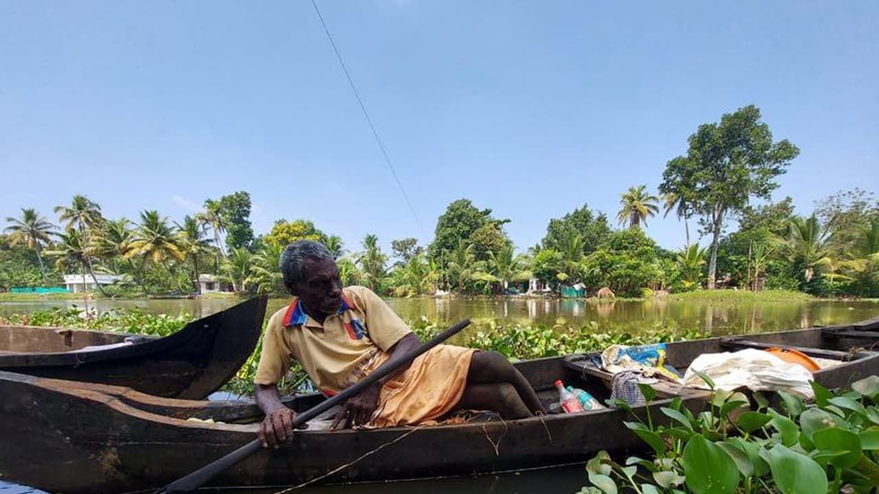 പ്രധാനമന്ത്രി പ്രശംസിച്ച കായലിന്റെ കാവല്ക്കാരന്; പരാതി നൽകി അഞ്ചാം നാൾ പണം തിരികെ എത്തി, രാജപ്പന് ആശ്വാസം പ്രധാനമന്ത്രി പ്രശംസിച്ച കായലിന്റെ കാവല്ക്കാരന്; പരാതി നൽകി അഞ്ചാം നാൾ പണം തിരികെ എത്തി, രാജപ്പന് ആശ്വാസം