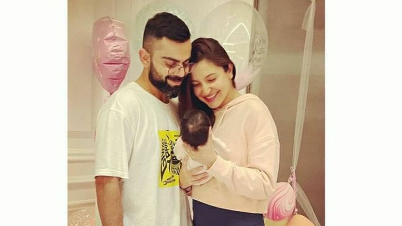 విరాట్ కోహ్లీ, అనుష్క శర్మ కూతురికి వామికగా నామకరణం... ఫస్ట్ ఫోటో ట్వీట్ చేసిన విరుష్క... విరాట్ కోహ్లీ, అనుష్క శర్మ కూతురికి వామికగా నామకరణం... ఫస్ట్ ఫోటో ట్వీట్ చేసిన విరుష్క...