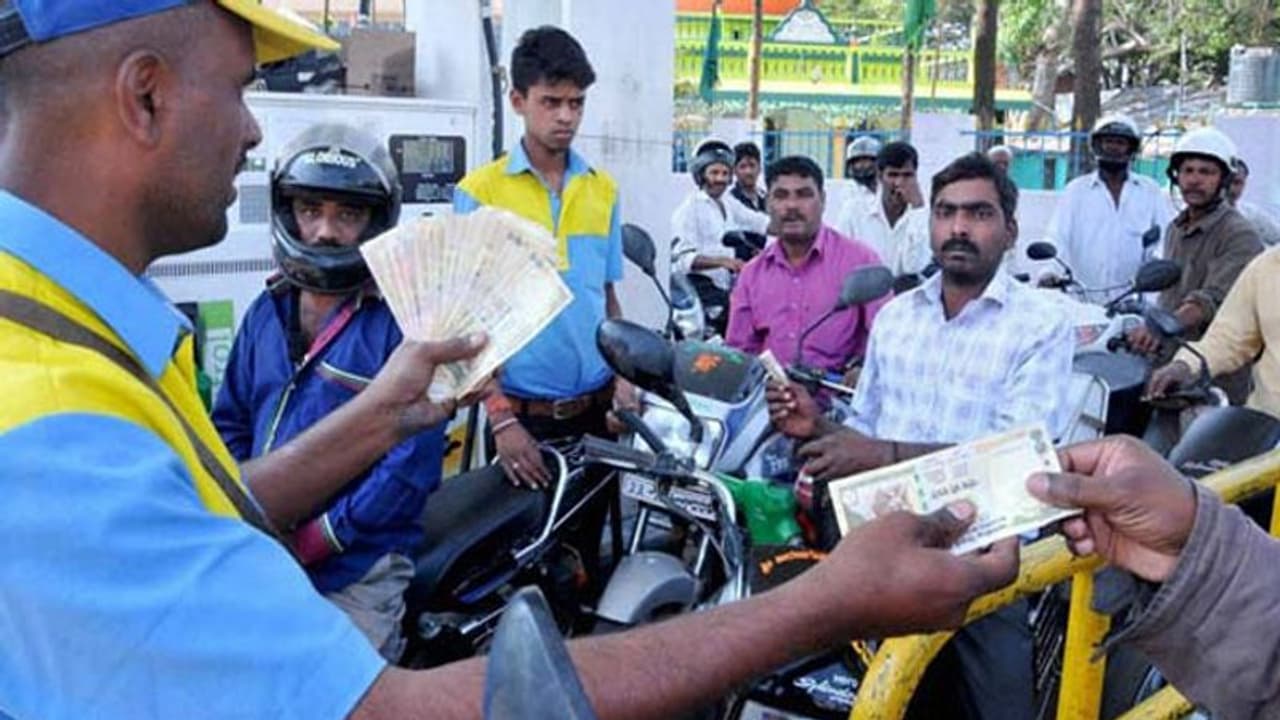 കുതിച്ചുയർന്ന് സെഞ്ച്വറിയിലേക്കോ ? സംസ്ഥാനത്ത് പെട്രോൾ വില 90 കടന്നു കുതിച്ചുയർന്ന് സെഞ്ച്വറിയിലേക്കോ ? സംസ്ഥാനത്ത് പെട്രോൾ വില 90 കടന്നു