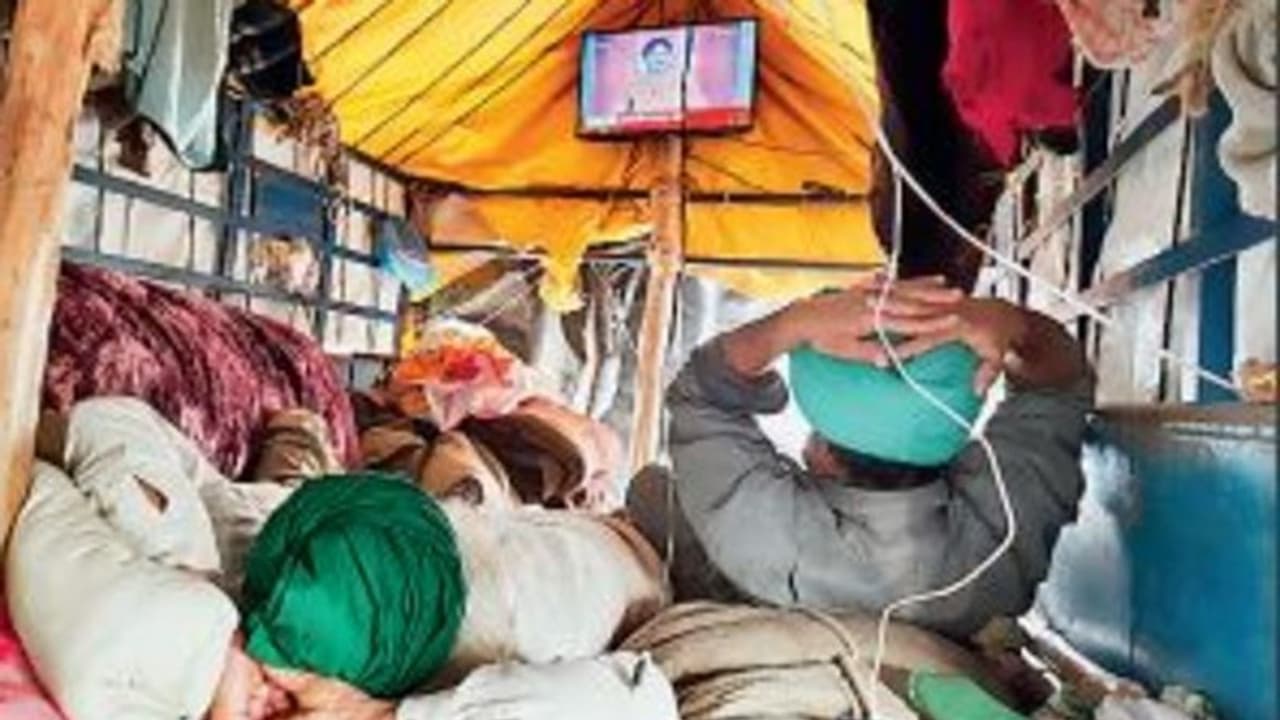 किसान ट्रॉलियों में लगाने लगे TV और डिश, सरकार ने बंद किया इंटरनेट फिर भी इस जुगाड़ से चलाने लगे नेट किसान ट्रॉलियों में लगाने लगे TV और डिश, सरकार ने बंद किया इंटरनेट फिर भी इस जुगाड़ से चलाने लगे नेट