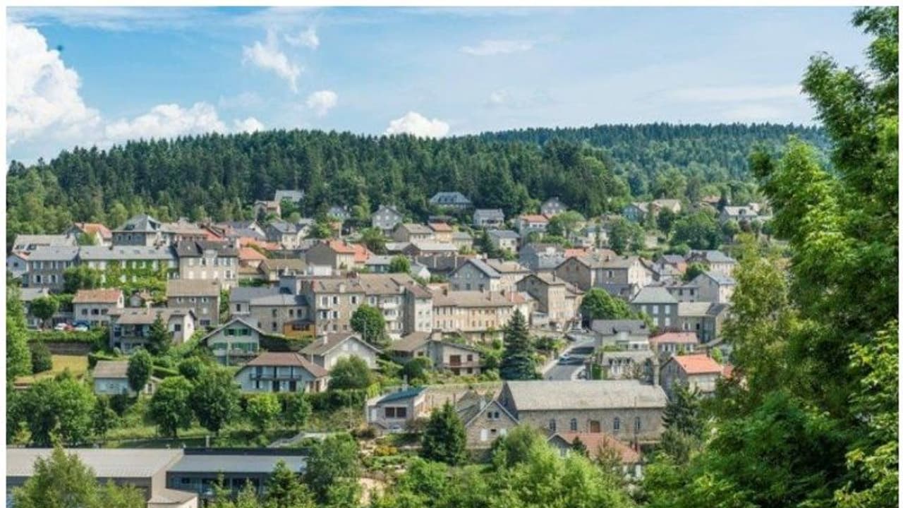 ഒരിക്കല് രക്ഷിച്ച ഗ്രാമത്തിന് 10 കോടിയിലേറെ രൂപ സംഭാവന ചെയ്ത് ഒരാള്... ഒരിക്കല് രക്ഷിച്ച ഗ്രാമത്തിന് 10 കോടിയിലേറെ രൂപ സംഭാവന ചെയ്ത് ഒരാള്...