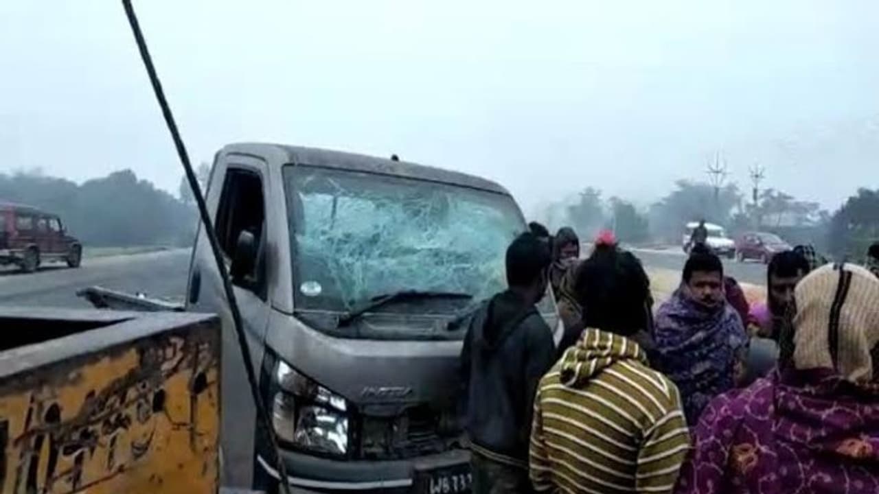 ঘন কুয়াশার জেরে বাড়ির দেওয়ালে ধাক্কা মারল বাইক, দেওয়াল চাপা পড়ে মৃত্যু কয়েকজনের ঘন কুয়াশার জেরে বাড়ির দেওয়ালে ধাক্কা মারল বাইক, দেওয়াল চাপা পড়ে মৃত্যু কয়েকজনের