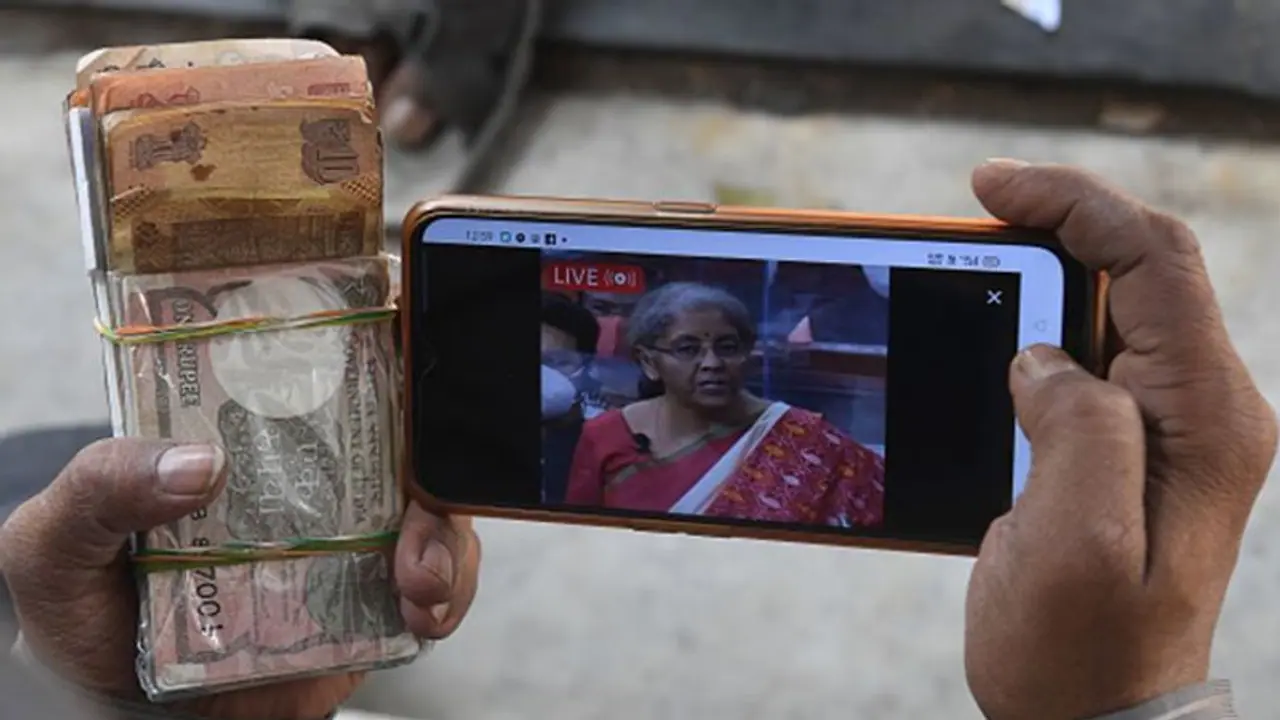 Budget पर नेताओं का रिएक्शनः राजनाथ सिंह ने कहा शानदार, अधीर रंजन ने बताया निजीकरण की झलक Budget पर नेताओं का रिएक्शनः राजनाथ सिंह ने कहा शानदार, अधीर रंजन ने बताया निजीकरण की झलक