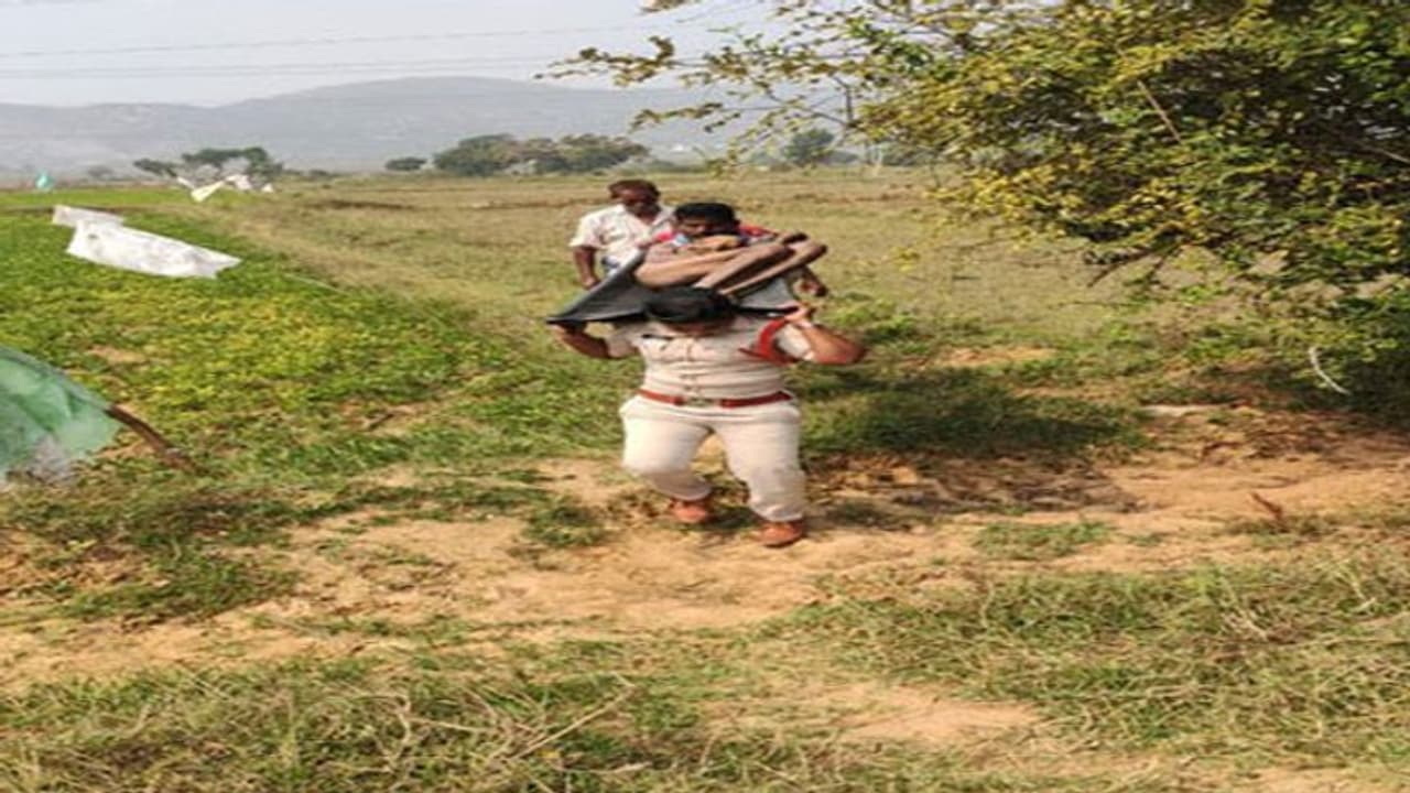 सैल्यूटः सड़क पर पड़ी लावारिस लाश को महिला सब इंस्पेक्टर ने कंधे पर लादा, 2 km पैदल चल दिलवाया मोक्ष सैल्यूटः सड़क पर पड़ी लावारिस लाश को महिला सब इंस्पेक्टर ने कंधे पर लादा, 2 km पैदल चल दिलवाया मोक्ष