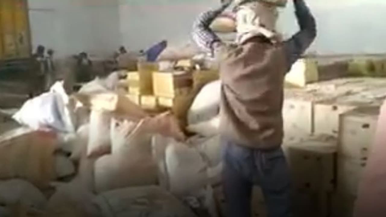 बिहार में शराब बंदी, फिर भी निकला पेटियों का बड़ा जखीरा, 24 घंटे से जारी है गिनती, पुलिस के उड़े होश बिहार में शराब बंदी, फिर भी निकला पेटियों का बड़ा जखीरा, 24 घंटे से जारी है गिनती, पुलिस के उड़े होश