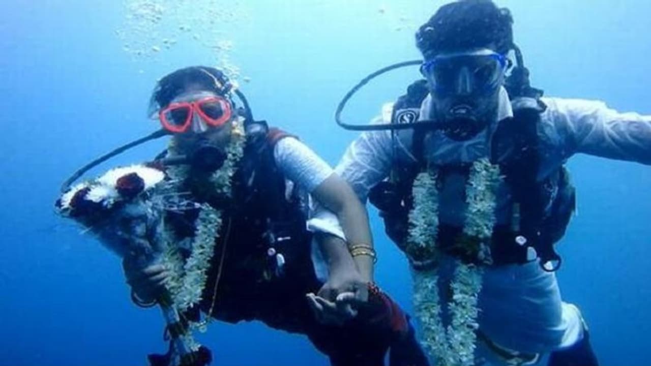 జలచరాలే పెళ్లి పెద్దలు.. సముద్రగర్భంలో వినూత్న వివాహం... జలచరాలే పెళ్లి పెద్దలు.. సముద్రగర్భంలో వినూత్న వివాహం...