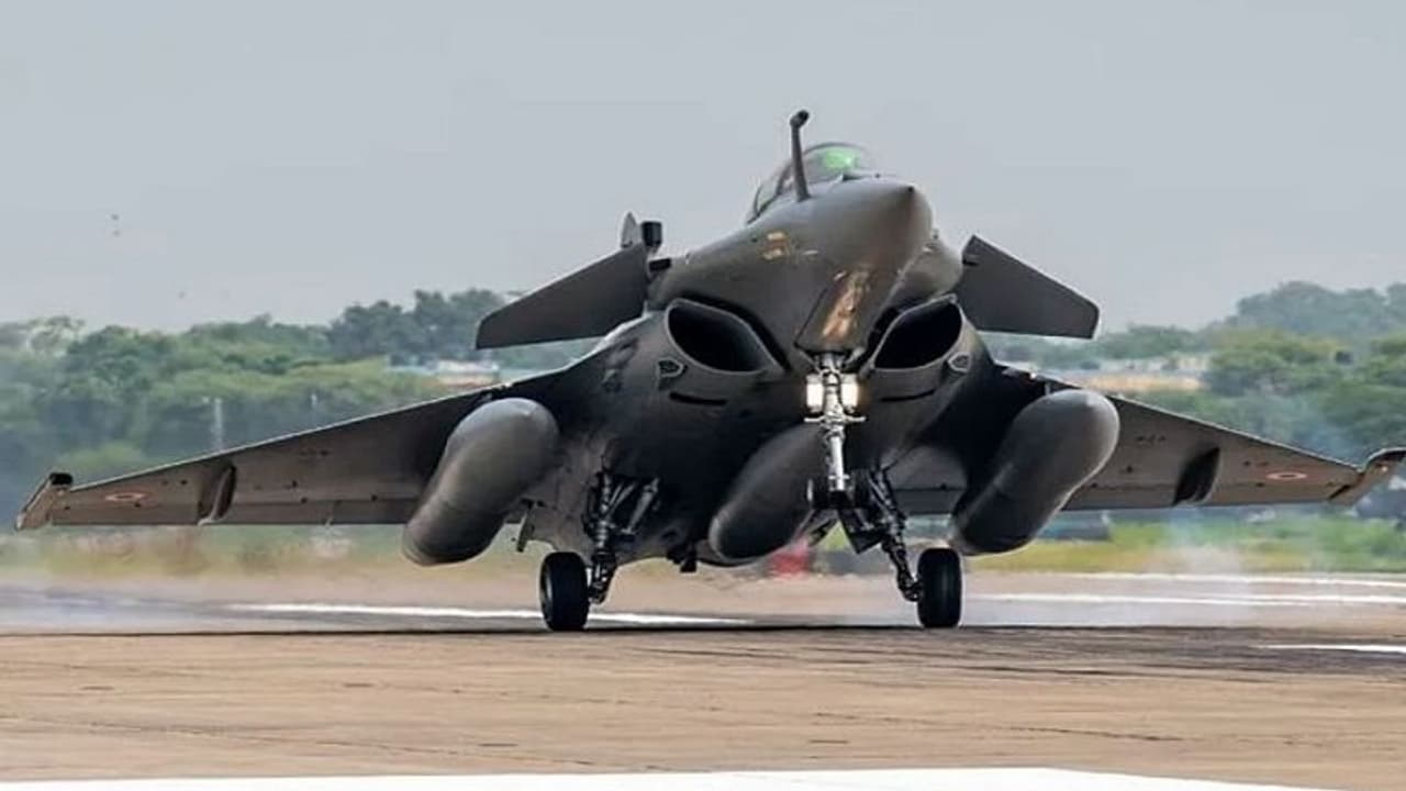 സേന ആവശ്യപ്പെട്ട മാറ്റങ്ങളുമായി മൂന്ന് റഫാൽ യുദ്ധ വിമാനങ്ങൾ കൂടി എത്തി