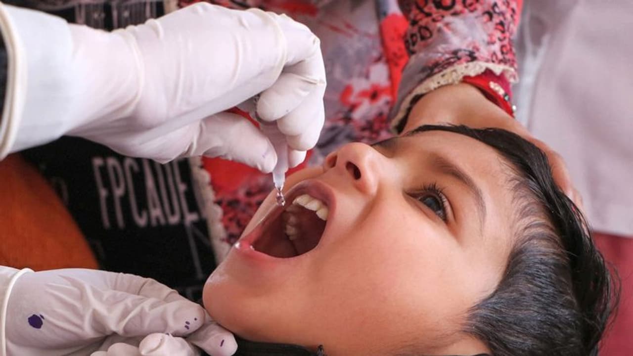 ஜன.4 அன்று தமிழகம் முழுவதும் போலியோ சொட்டு மருந்து முகாம்... பொது சுகாதாரத்துறை தகவல்!! ஜன.4 அன்று தமிழகம் முழுவதும் போலியோ சொட்டு மருந்து முகாம்... பொது சுகாதாரத்துறை தகவல்!!