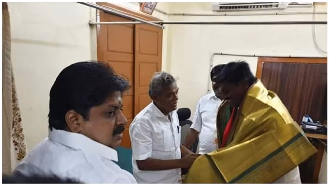 சீட் கிடைக்காததால் விரக்தி... திமுகவில் இணையும் அதிமுக முக்கியப்புள்ளி..! சீட் கிடைக்காததால் விரக்தி... திமுகவில் இணையும் அதிமுக முக்கியப்புள்ளி..!