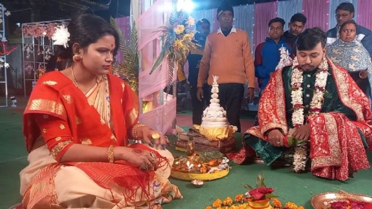 সেলুলয়েডে নয়, সোশ্যাল ট্যাবু ভেঙে মন্ত্র পড়ে কনের বিয়ে দিলেন মহিলা পুরোহিত সেলুলয়েডে নয়, সোশ্যাল ট্যাবু ভেঙে মন্ত্র পড়ে কনের বিয়ে দিলেন মহিলা পুরোহিত