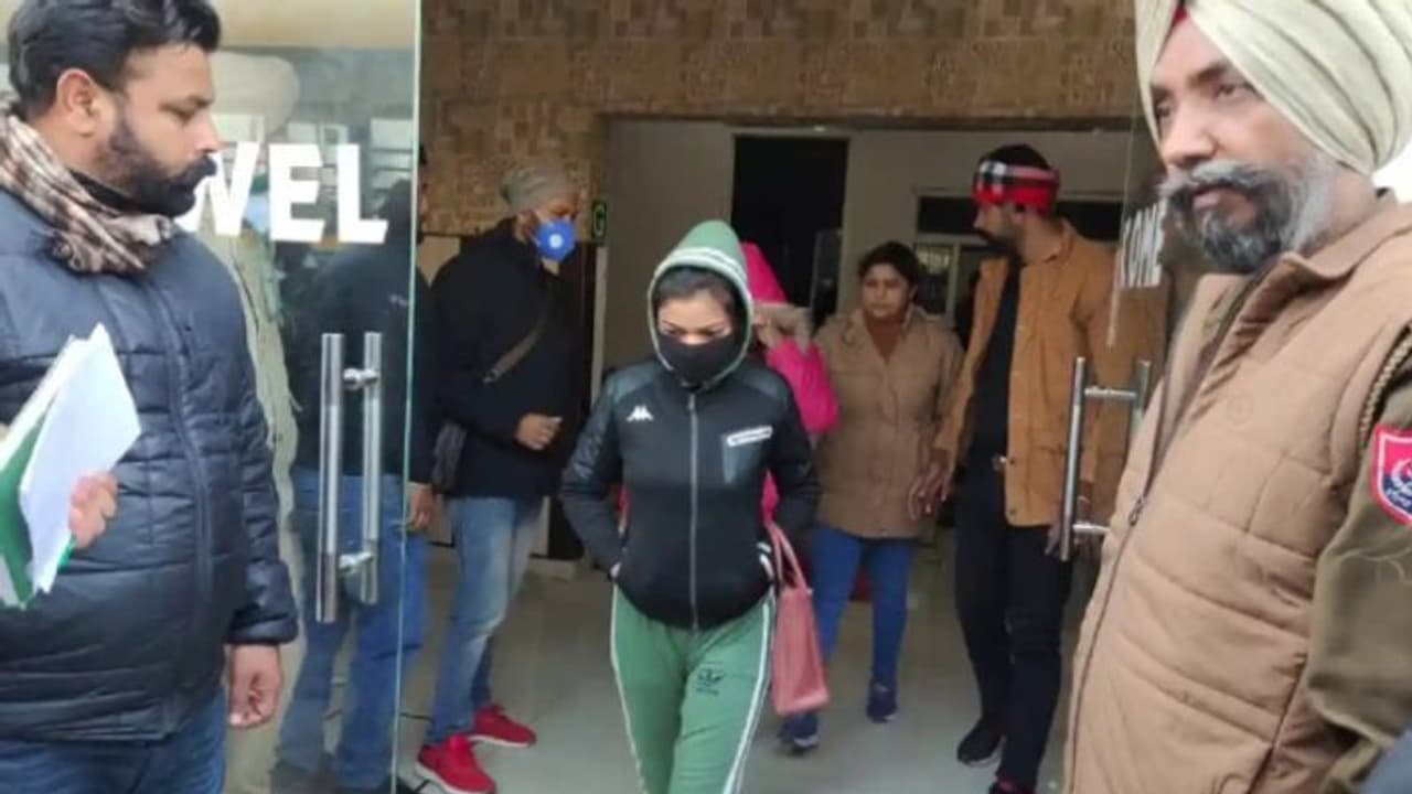 CM कैप्टन अमरिंदर के जिले में चल रहा था कैसीनो, रूस और थाईलैंड से आती थीं लड़कियां..70 लोग गिरफ्तार CM कैप्टन अमरिंदर के जिले में चल रहा था कैसीनो, रूस और थाईलैंड से आती थीं लड़कियां..70 लोग गिरफ्तार