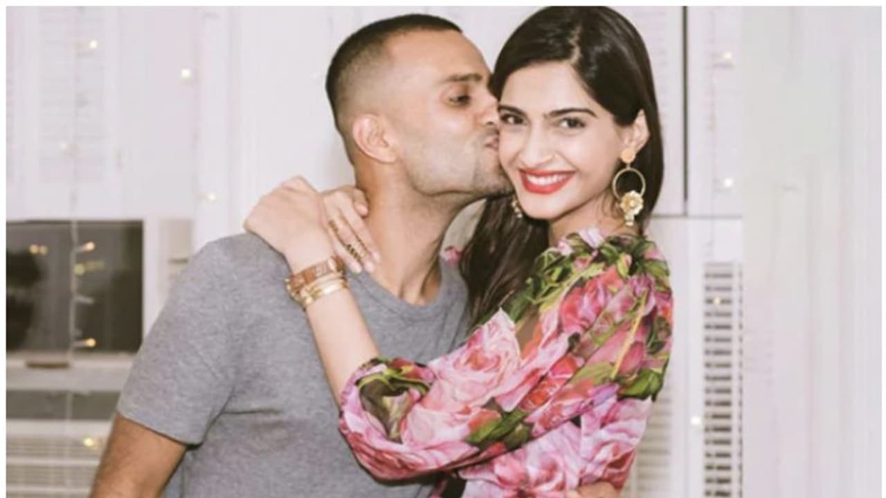 'അന്ന് എന്നെ പ്രപ്പോസ് ചെയ്തപ്പോള്', ആനന്ദ് അഹൂജയ്ക്കൊപ്പമുള്ള ഫോട്ടോയുമായി സോനം കപൂര് 'അന്ന് എന്നെ പ്രപ്പോസ് ചെയ്തപ്പോള്', ആനന്ദ് അഹൂജയ്ക്കൊപ്പമുള്ള ഫോട്ടോയുമായി സോനം കപൂര്