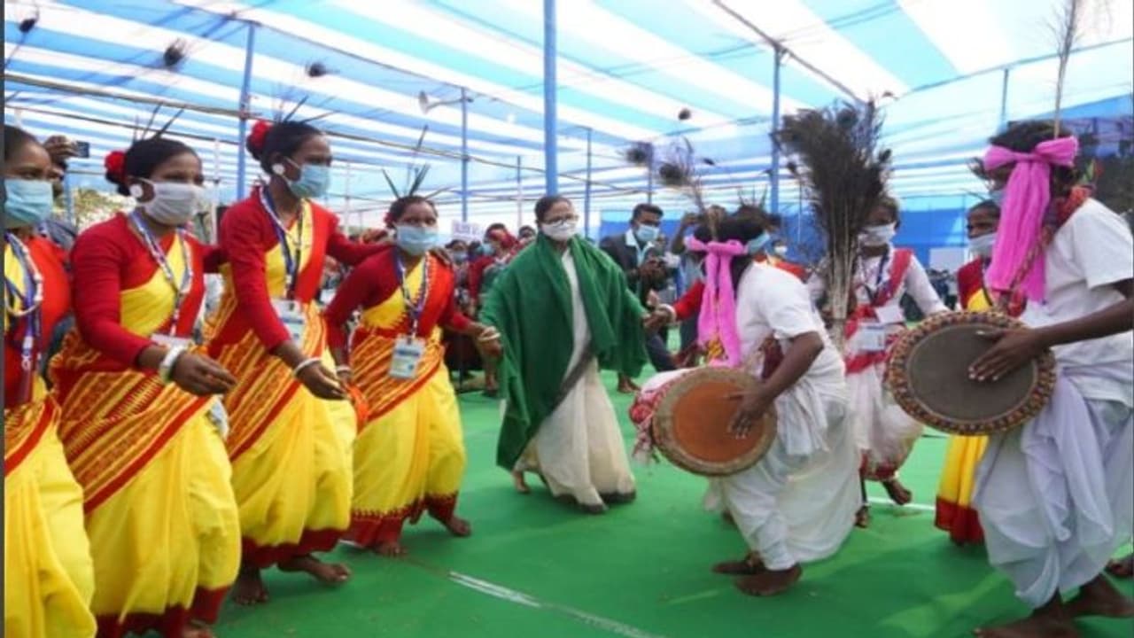ফালাকাটায় অন্য এক মুখ্যমন্ত্রী, গণবিবাহের অনুষ্ঠানে পা মেলালেন আদিবাসী নাচে ফালাকাটায় অন্য এক মুখ্যমন্ত্রী, গণবিবাহের অনুষ্ঠানে পা মেলালেন আদিবাসী নাচে