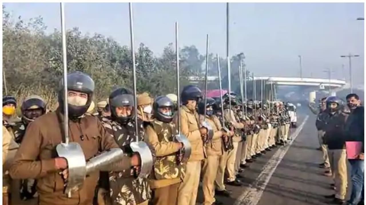 പൊലീസുകാര്ക്ക് പ്രതിരോധത്തിനായി വാളിന് സമാനമായ ആയുധം; വിശദീകരണം തേടി ദില്ലി പൊലീസ് പൊലീസുകാര്ക്ക് പ്രതിരോധത്തിനായി വാളിന് സമാനമായ ആയുധം; വിശദീകരണം തേടി ദില്ലി പൊലീസ്