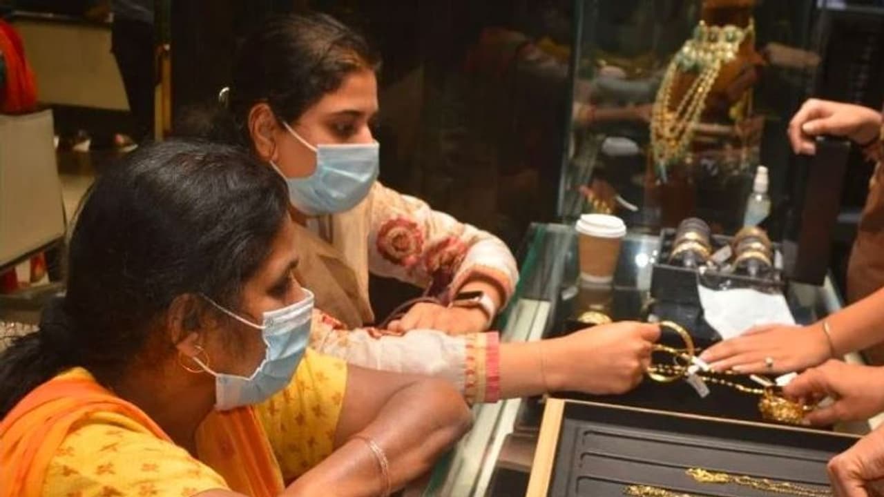 Gold Rate Today: தங்கம் விலை சவரனுக்கு ரூ.560 குறைவு| மகிழ்ச்சியில் மிடில் கிளாஸ் மக்கள்! நிலவரம் என்ன Gold Rate Today: தங்கம் விலை சவரனுக்கு ரூ.560 குறைவு| மகிழ்ச்சியில் மிடில் கிளாஸ் மக்கள்! நிலவரம் என்ன
