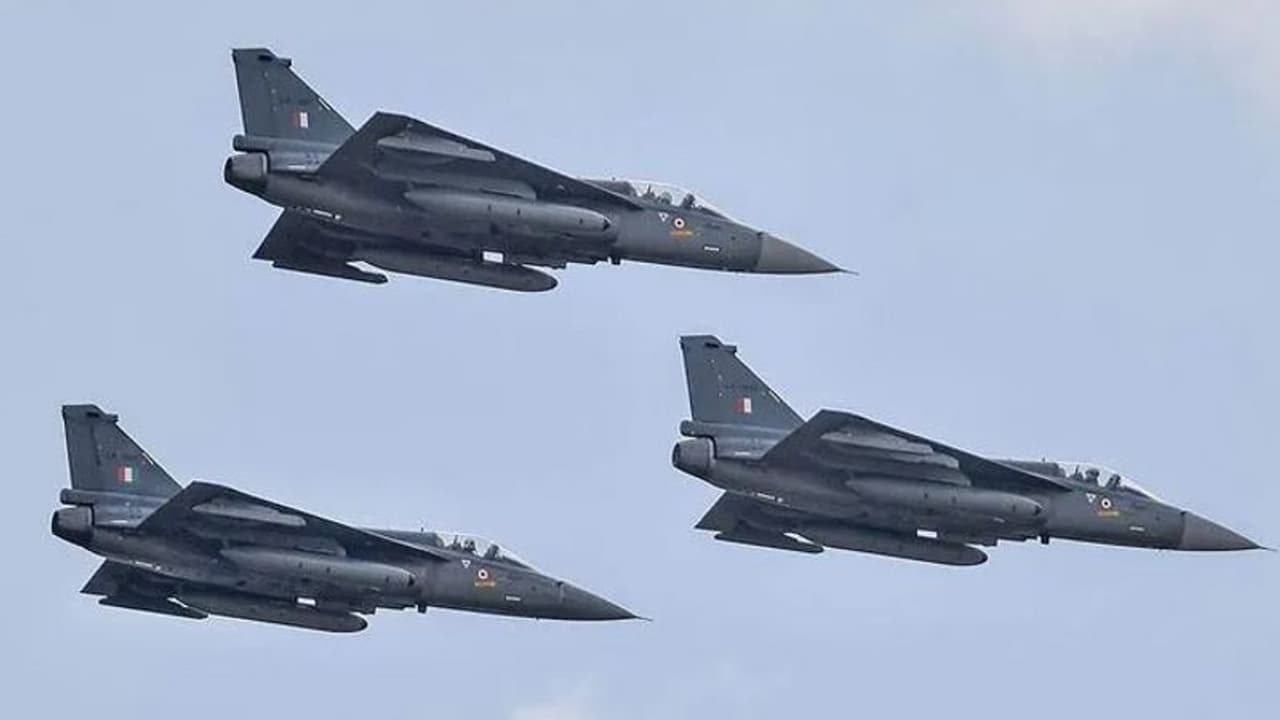 वायुसेना को जल्द मिलेंगे 83 स्वदेशी तेजस, 3 फरवरी को IAF और HAL के बीच होगी 48,000 करोड़ रु की डील वायुसेना को जल्द मिलेंगे 83 स्वदेशी तेजस, 3 फरवरी को IAF और HAL के बीच होगी 48,000 करोड़ रु की डील